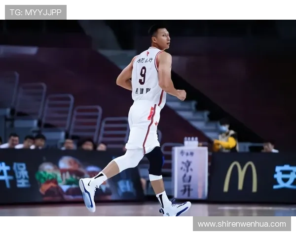 [CBA]高诗岩持球加速突破 左手抛投轻取两分.